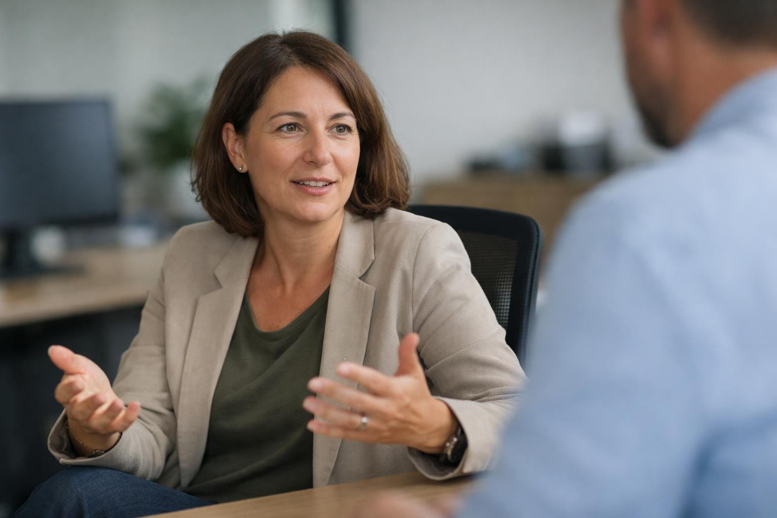 Beraterin klärt in einem Gespräch fachliche Anforderungen und Erwartungen eines Stakeholders