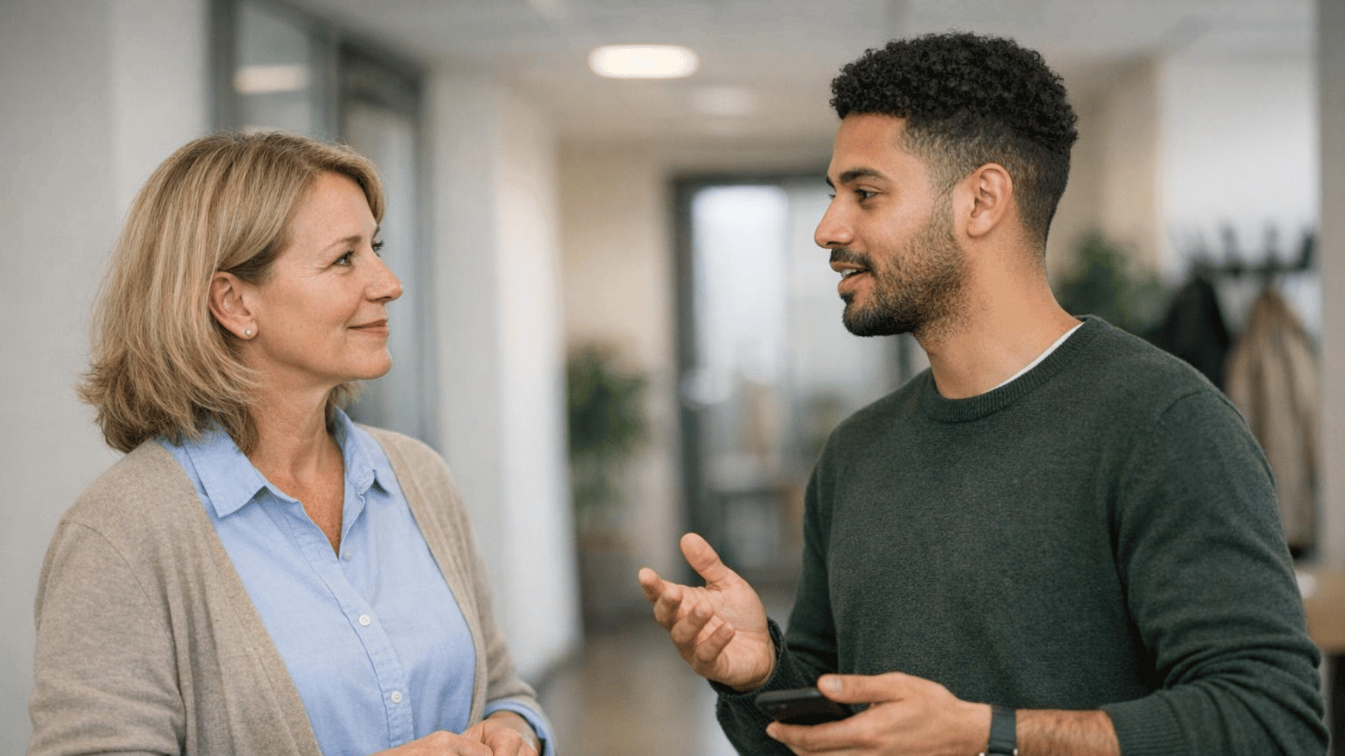 Zwei Mitarbeitende besprechen Interessen und Rückmeldungen wichtiger Stakeholder in einem Veränderungsvorhaben