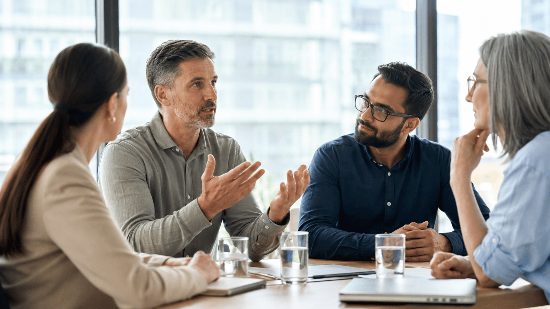 Führungskräfte stimmen Governance, Prioritäten und Verantwortlichkeiten ab Führungskräfte stimmen Governance, Prioritäten und Verantwortlichkeiten einer Change Management Strategie ab