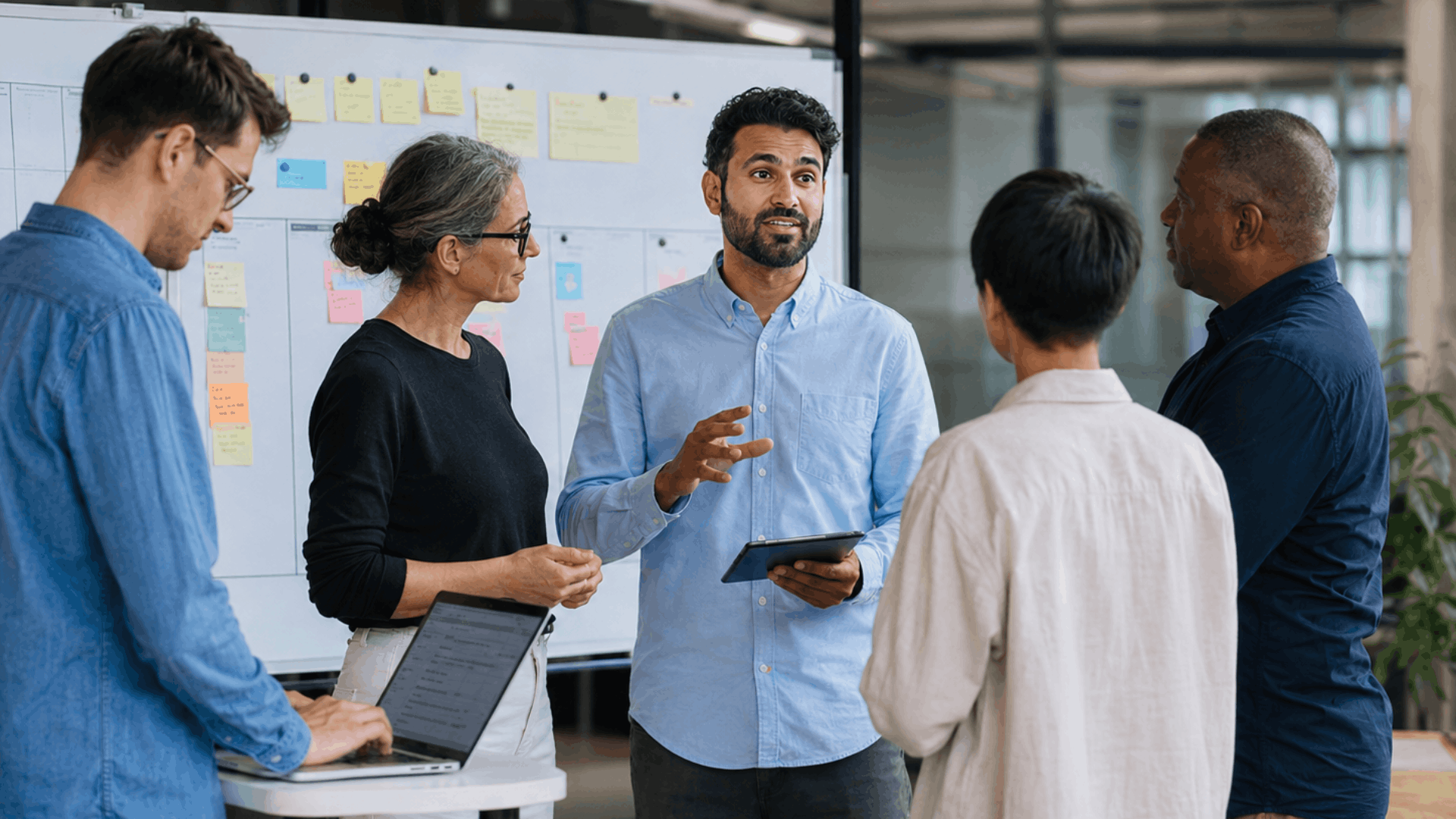 Team stimmt Aufgaben und Prioritäten im agilen Projektmanagement ab Team stimmt Aufgaben und Prioritäten im agilen Projektmanagement an einem Kanban Board ab