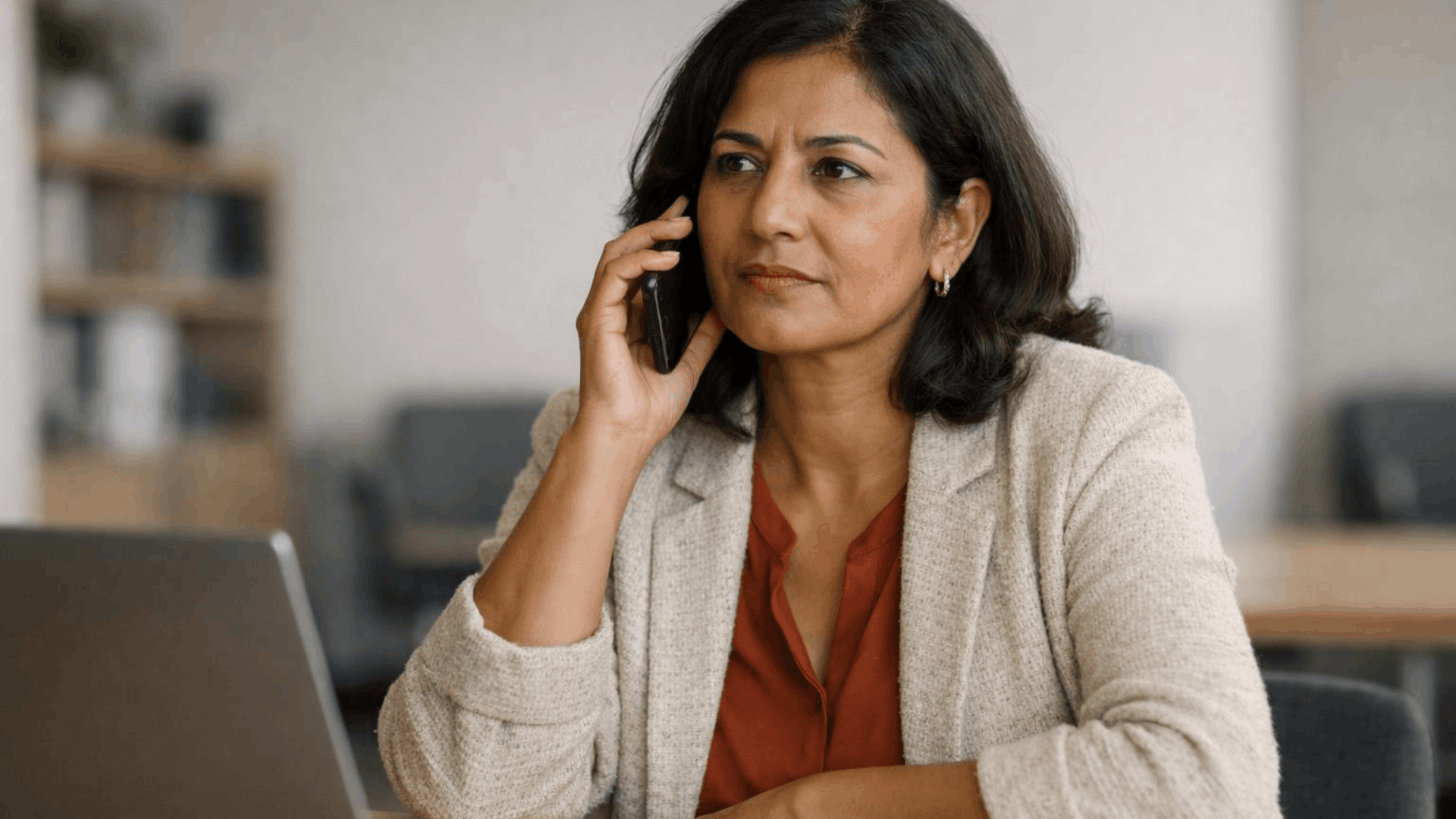 Verantwortliche koordiniert telefonische Krisenkommunikation im Krisenmanagement eines Unternehmens