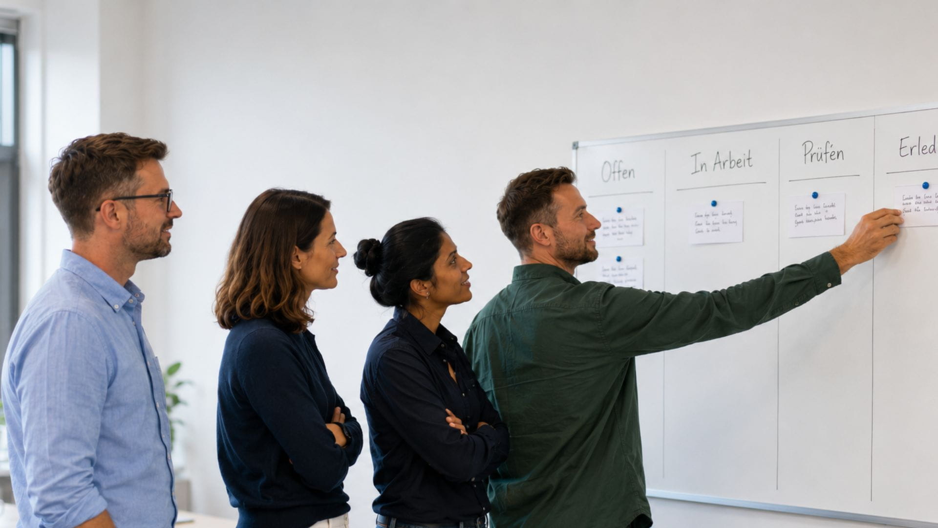 Entwicklungsteam bespricht den aktuellen Lieferstand an einem Board